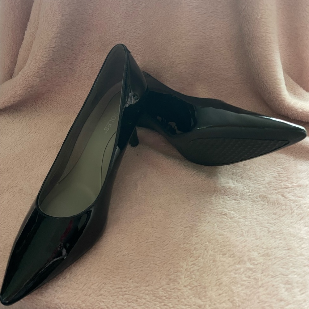 Aerosol black low heel pump size 9